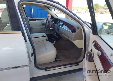 2005 Lincoln Town Car Signature Limited z USA, uszkodzony, nr VIN 1LNHM82W55Y615932